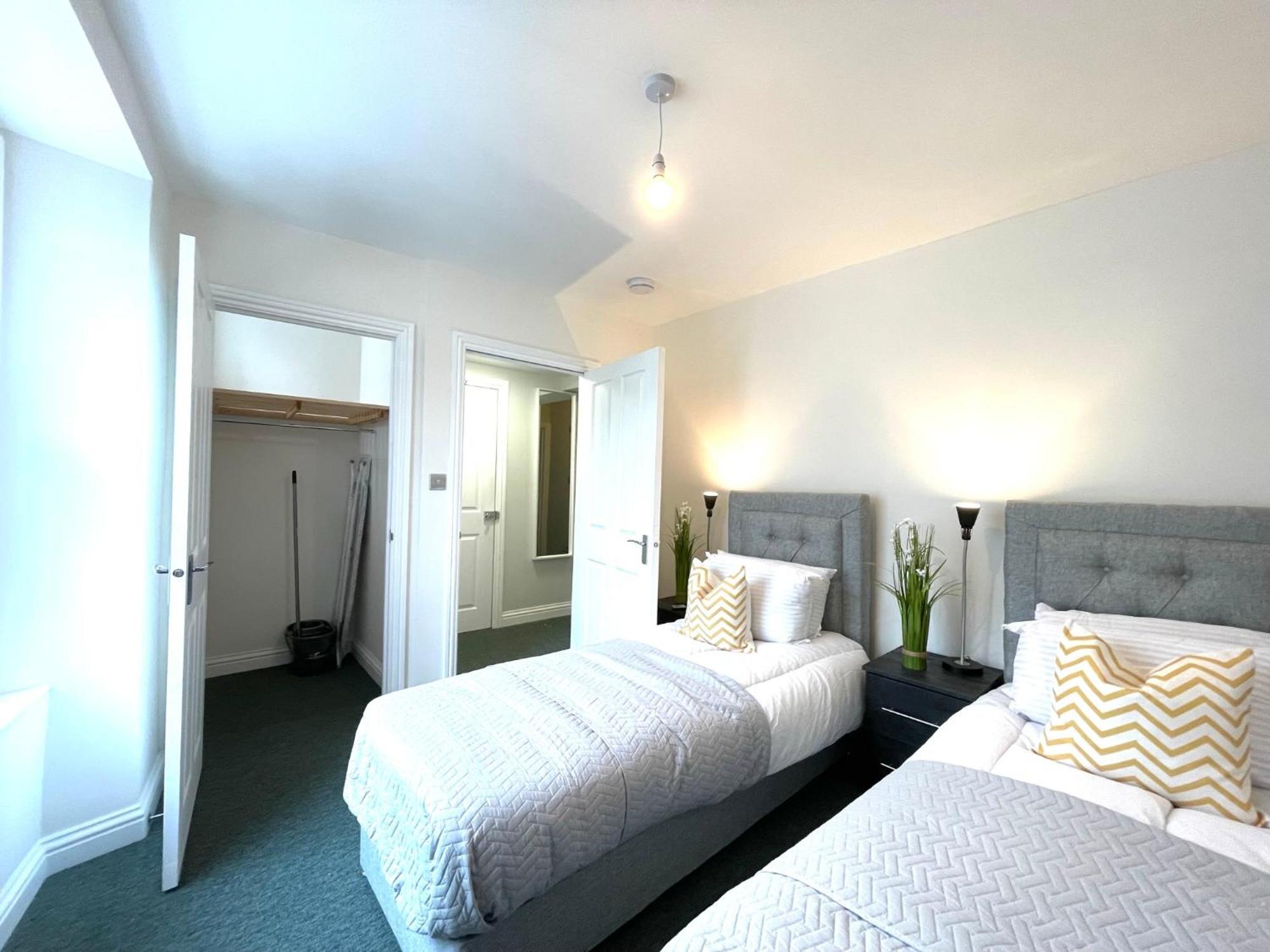 2 Bedroom Apartments Stopoverz Bristol Exterior foto