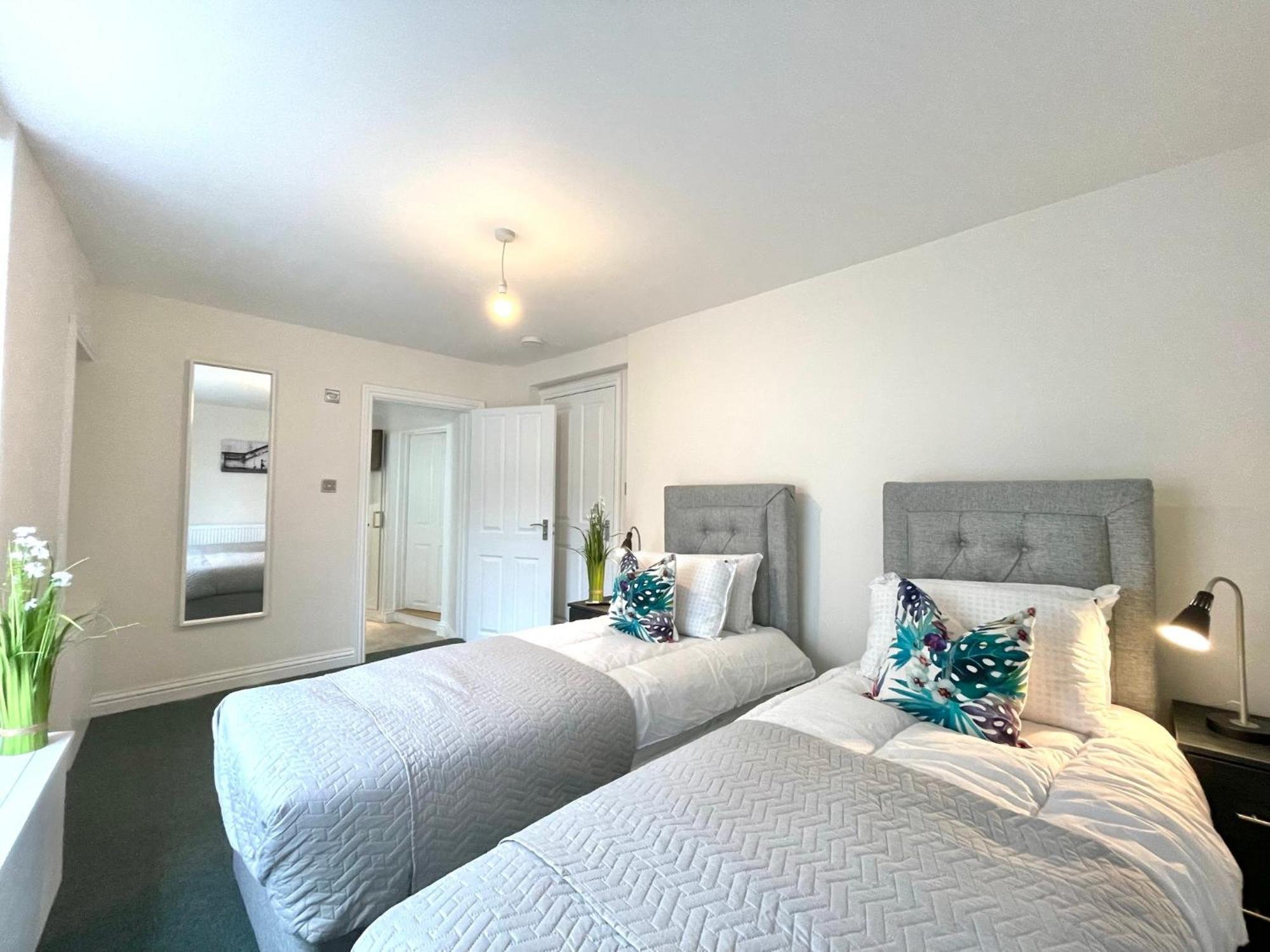 2 Bedroom Apartments Stopoverz Bristol Exterior foto