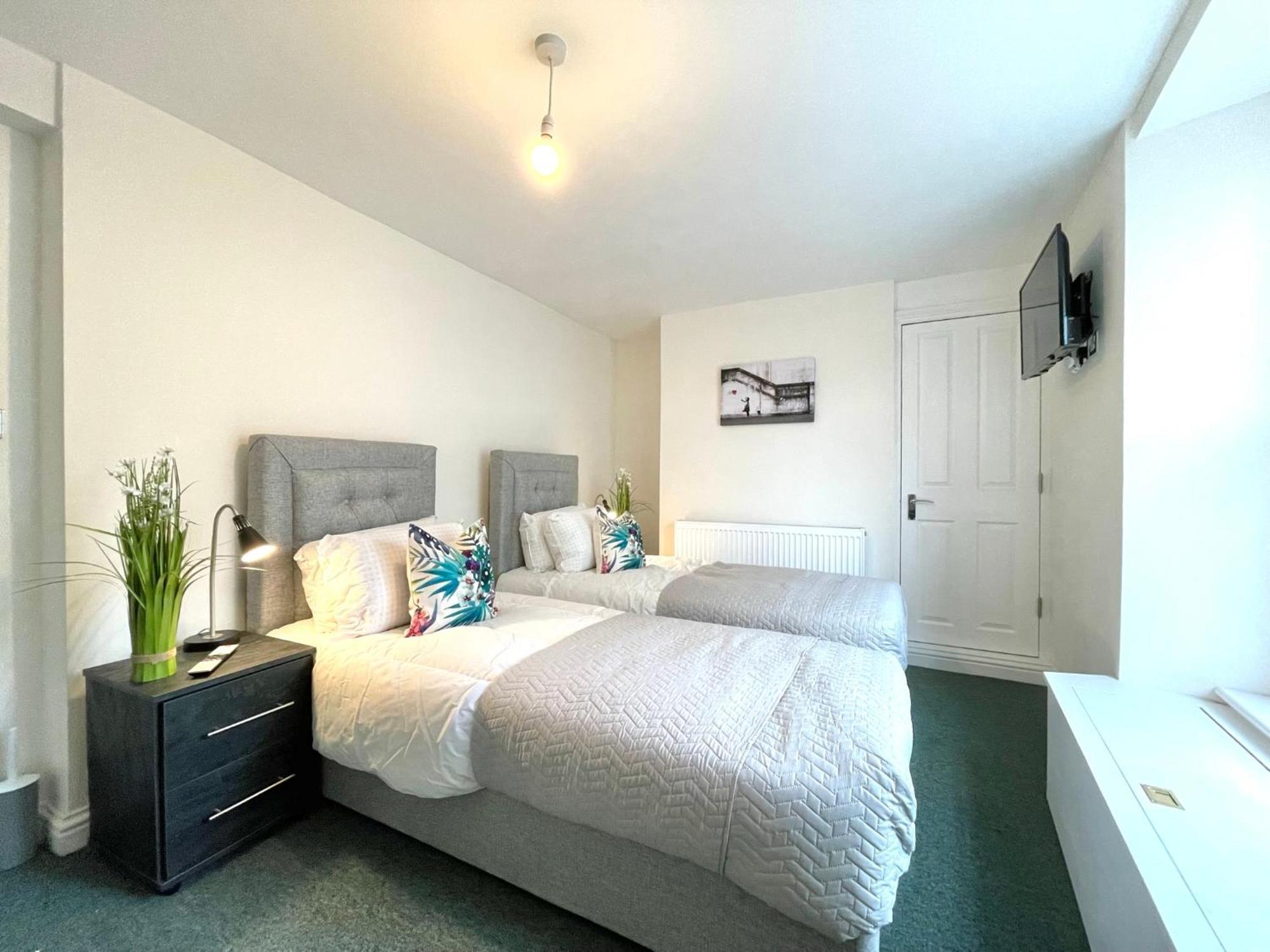 2 Bedroom Apartments Stopoverz Bristol Exterior foto